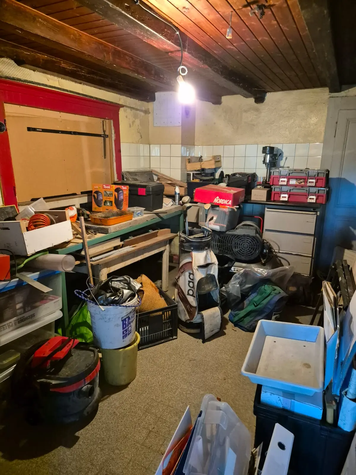 Vider une cave ou un garage saturé d'encombrants en Haute-Savoie.