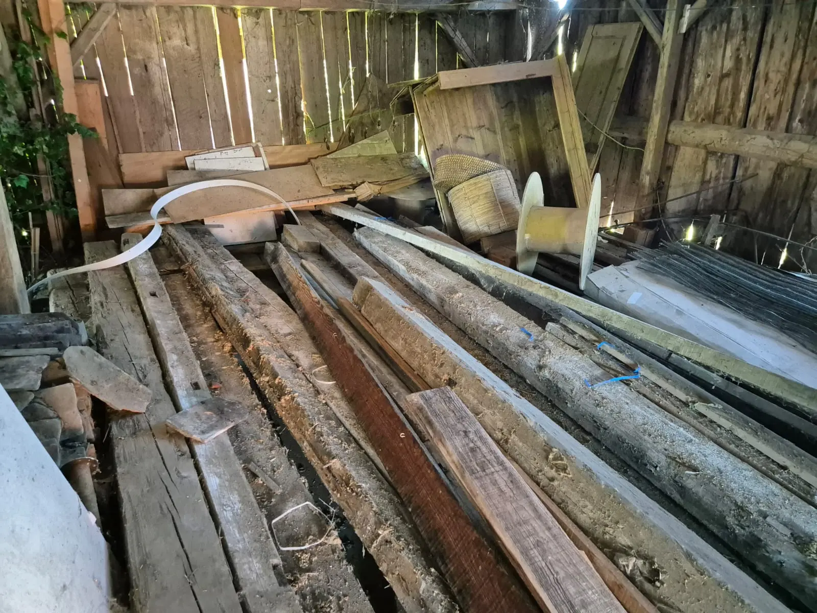Enlèvement de restes de chantier et encombrants dans un garage après déménagement.