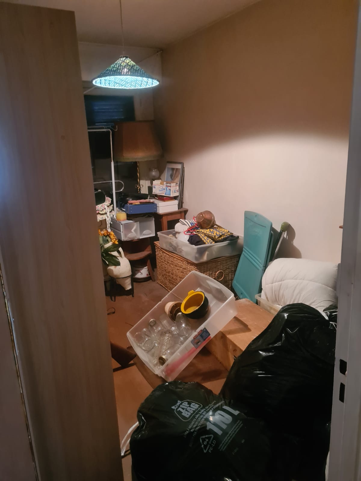 Équipe de débarras en action dans un appartement du centre-ville de Cluses.