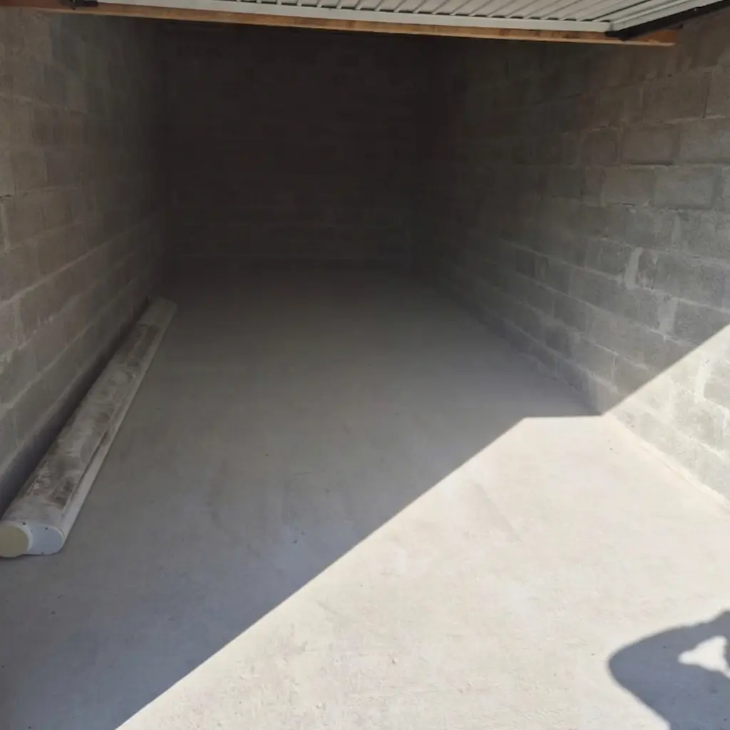 Garage totalement vidé et nettoyé par l'équipe d'Alpes Débarras après évacuation des déchets.