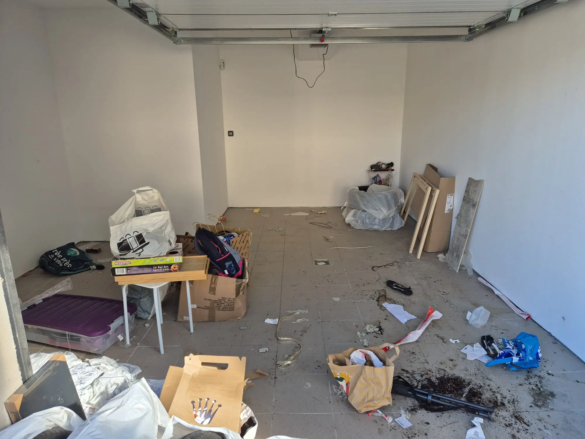 Mise en valeur d'un garage vide et propre pour une vente immobilière.