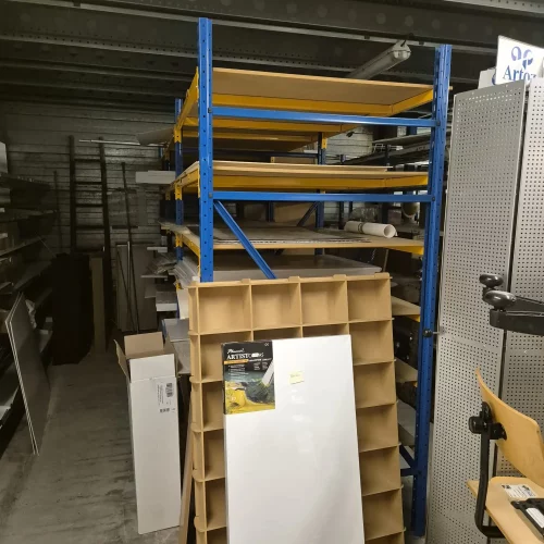 Enlèvement de mobilier professionnel et rayonnages dans un commerce de Megève.