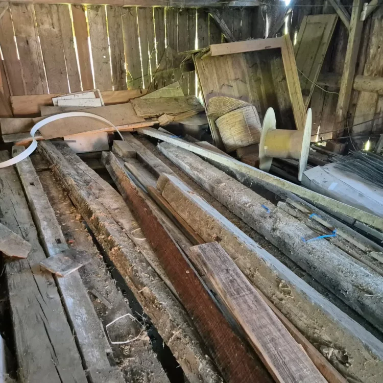 Enlèvement de restes de chantier et encombrants dans un garage après déménagement.